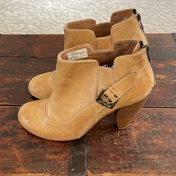 Very Volatile Tan Leather Heeled Ankle Boots w/Buckle 3" Size 8.5 - Picture 1 of 8